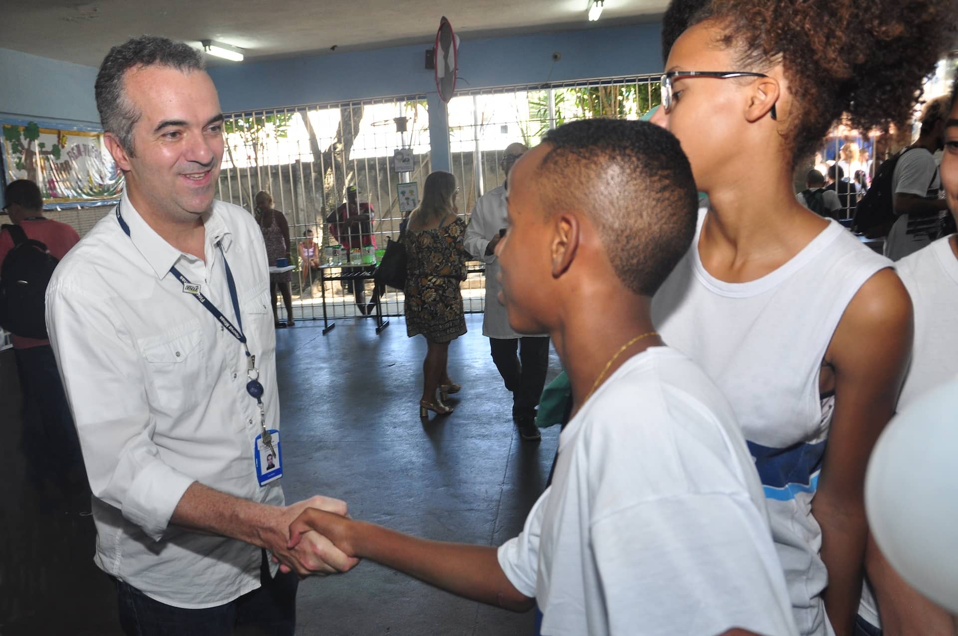 Luciano Moreira cumprimentando as pessoas. 
