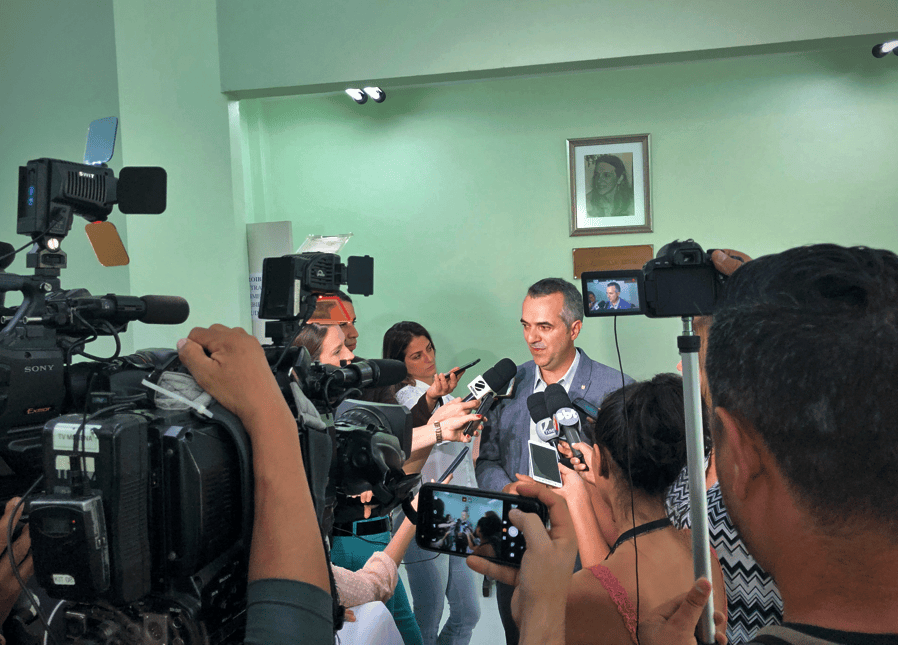 Luciano Moreira em uma coletiva de imprensa