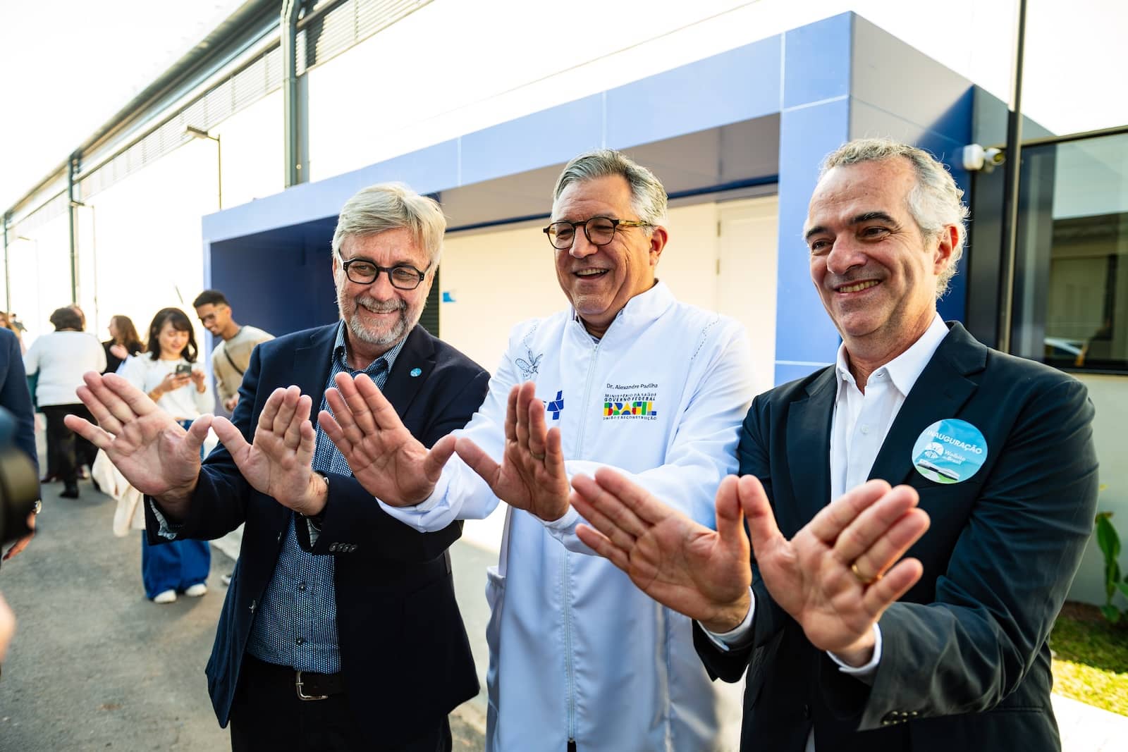 Scott O'Neill, Luciano Moreira e o Ministro da Saúde do Brasil posam para uma foto. 