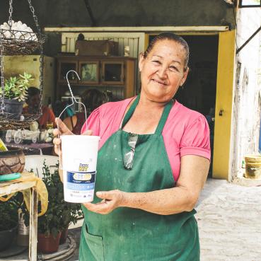 Francisca Osuna segura um kit contra mosquitos