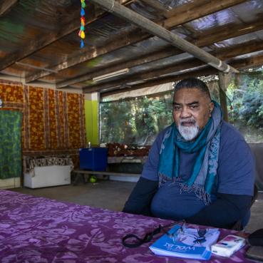 Matheo Seleone senta-se em uma mesa