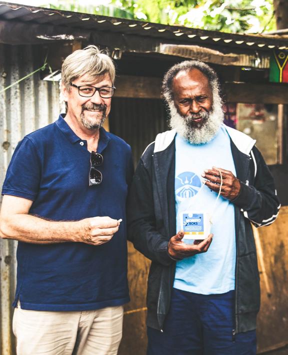 Scott O'Neill e um membro da equipe WMP Vanuatu