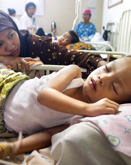 Criança hospitalizada com febre amarela, Indonésia