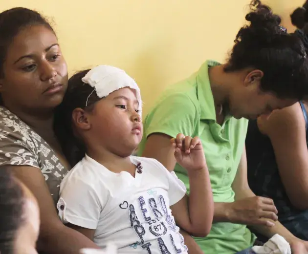 pacientes aguardando em uma clínica de saúde no México