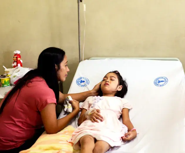mãe cuida de uma criança no hospital