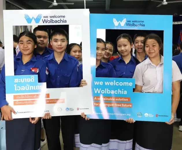 um grupo de estudantes mostrando o recorte do instagram we welcome wolbachia