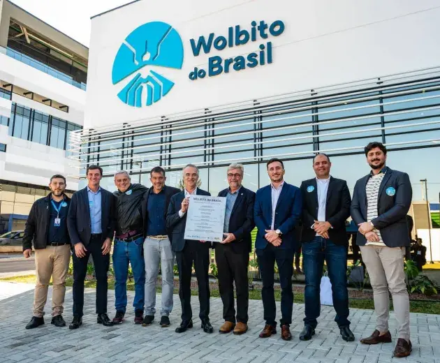 Membros da Wolbito do Brasil e World Mosquito Program frente à nova fábrica de mosquitos em Curitiba