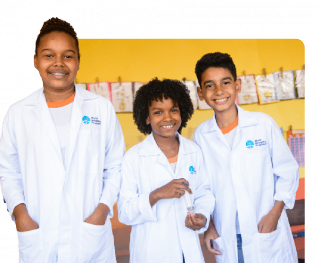 Crianças trabalhando com o World Mosquito Program na escola
