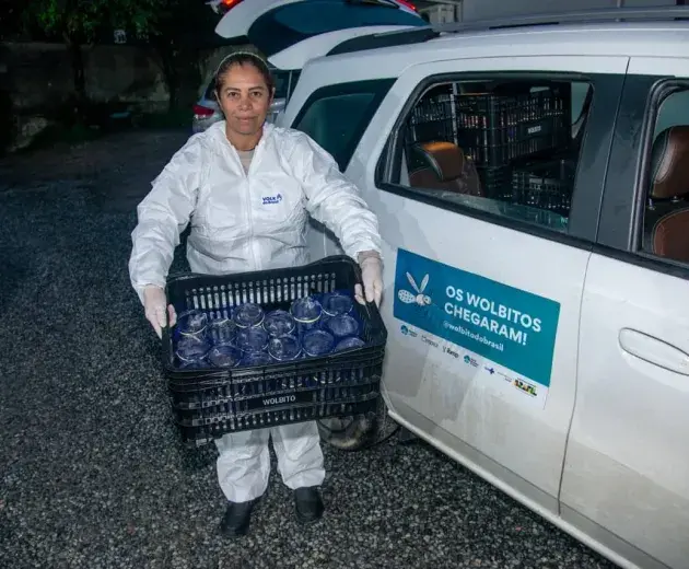 Lucia em pé ao lado de seu carro antes de ir soltar os mosquitos