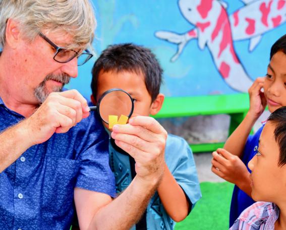 Scott e crianças em Yogyakarta