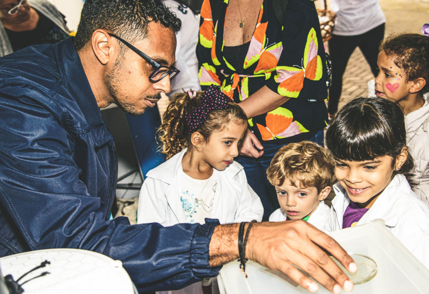 WMP Wesly, membro da equipe, em um programa de educação escolar