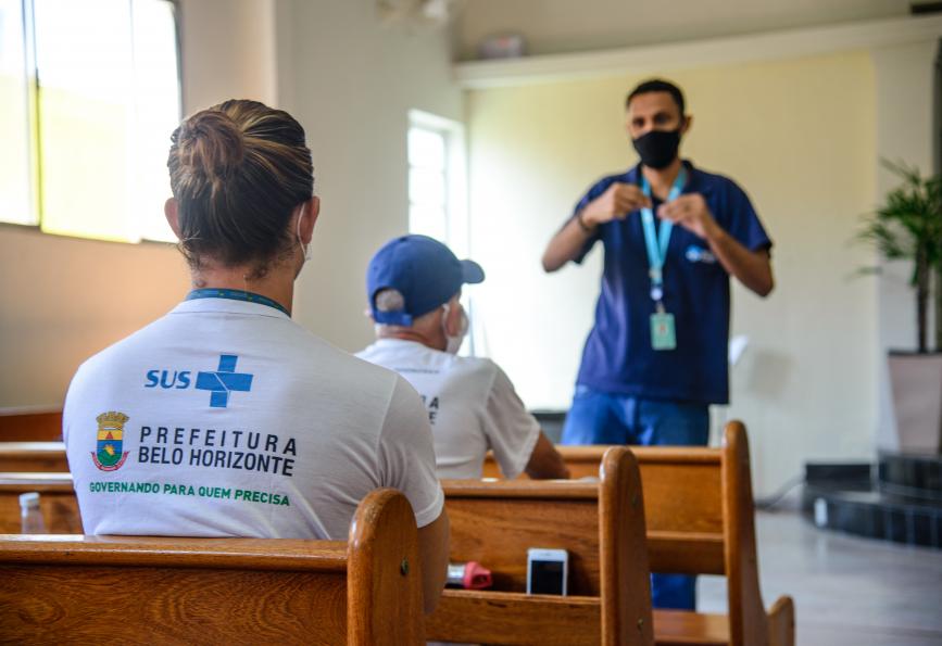 World Mosquito Program equipe falando com membros da comunidade em Belo Horizonte, Brasil