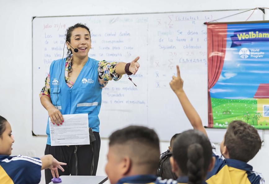 WMP equipe visitando uma escola primária em Cali, Colômbia.
