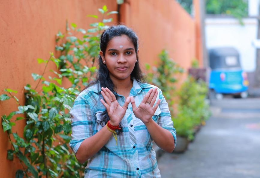 Sra. Shiwakumar Dhanushini, voluntária comunitária em Colombo, Índia