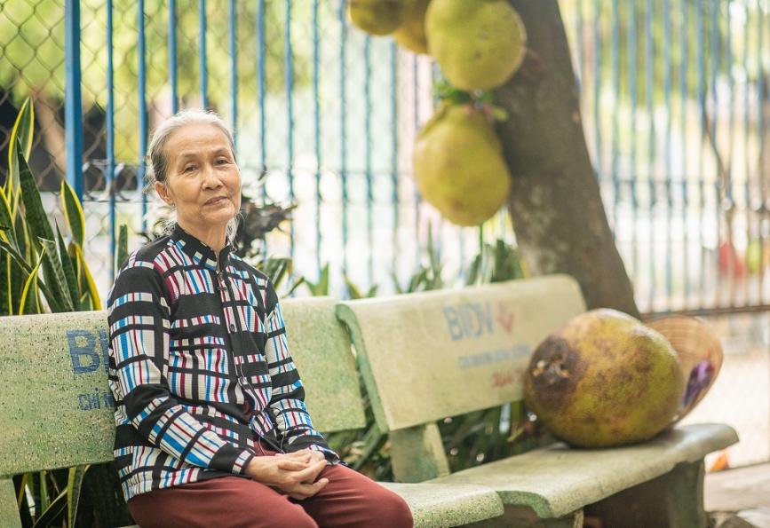 Nguyen Thi Den, que teve 3 membros da família que contraíram dengue em Thu Dau Mot, Vietnã