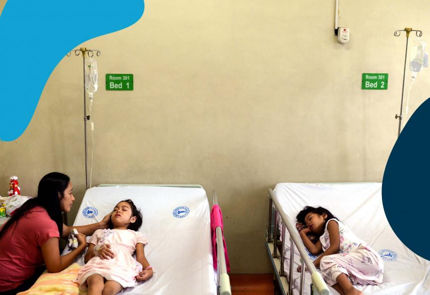 Uma mãe cuida de sua filha no hospital