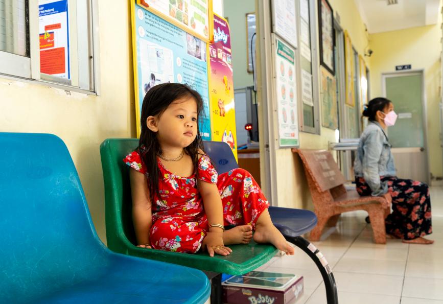 Menina espera pelo médico