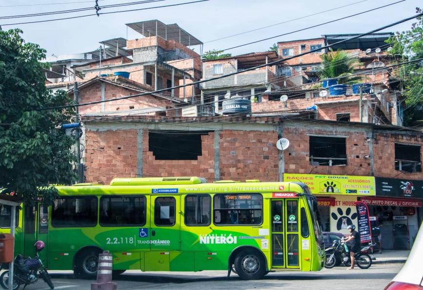 Ônibus verde circulando pela cidade de Niterói, onde o World Mosquito Program implantou seu método wolbahcia