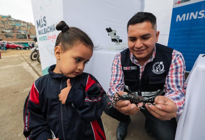 menina a quem mostram um brinquedo do programa Mosquito_World