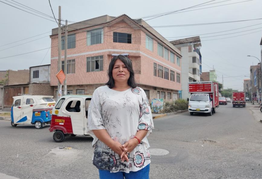 Alicia, voluntária da comunidade, na rua em Comas, Peru