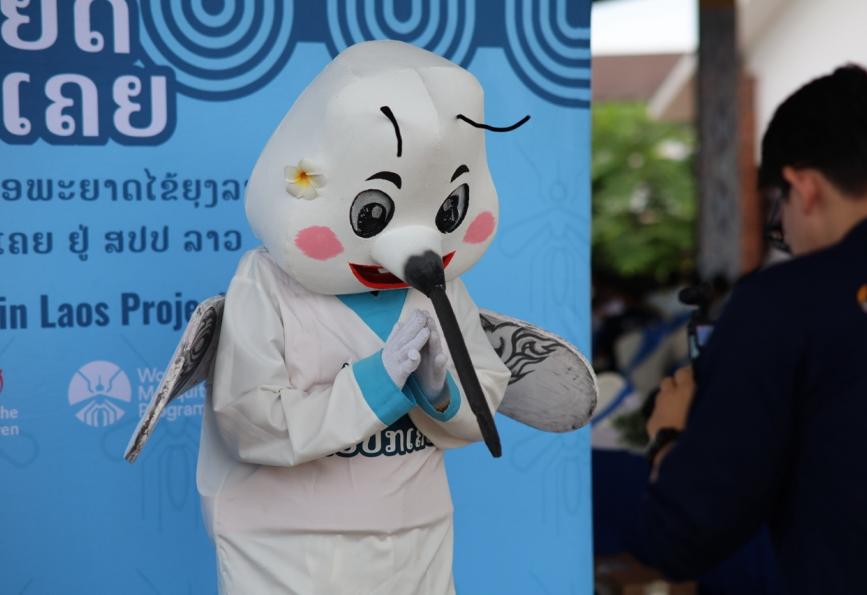 Um mascote da equipe do Laos, do World Mosquito Program 