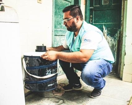 WMP membro da equipe verifica as armadilhas de monitoramento de mosquitos